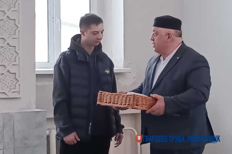 Юные прихожане Новотроицкой Соборной мечети в канун праздника получили новогодние подарки