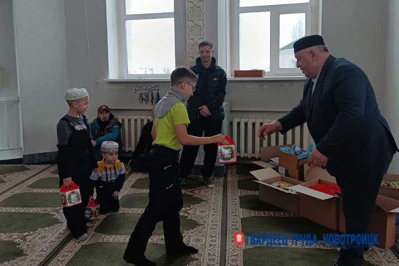 Юные прихожане Новотроицкой Соборной мечети в канун праздника получили новогодние подарки