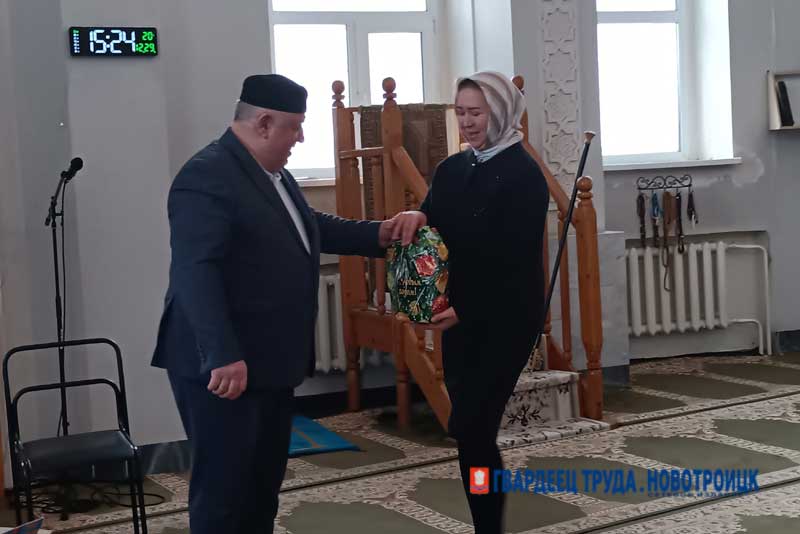 Юные прихожане Новотроицкой Соборной мечети в канун праздника получили новогодние подарки