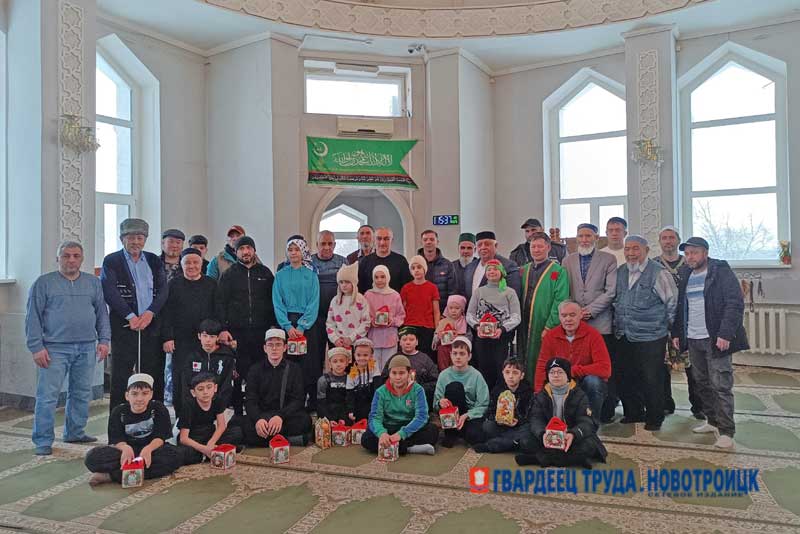 Юные прихожане Новотроицкой Соборной мечети в канун праздника получили новогодние подарки