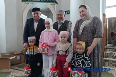 Юные прихожане Новотроицкой Соборной мечети в канун праздника получили новогодние подарки